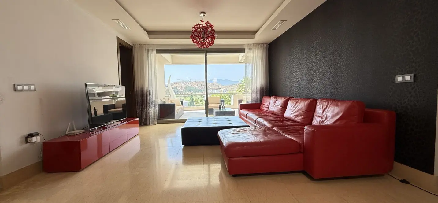 Sale of middle floor apartment in Benahavís 3