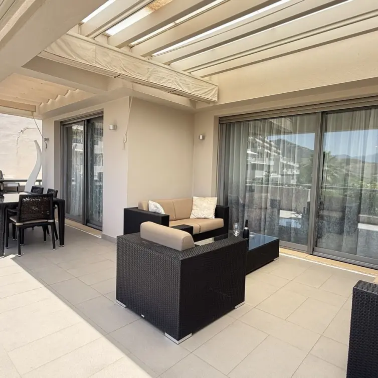 Sale of middle floor apartment in Benahavís