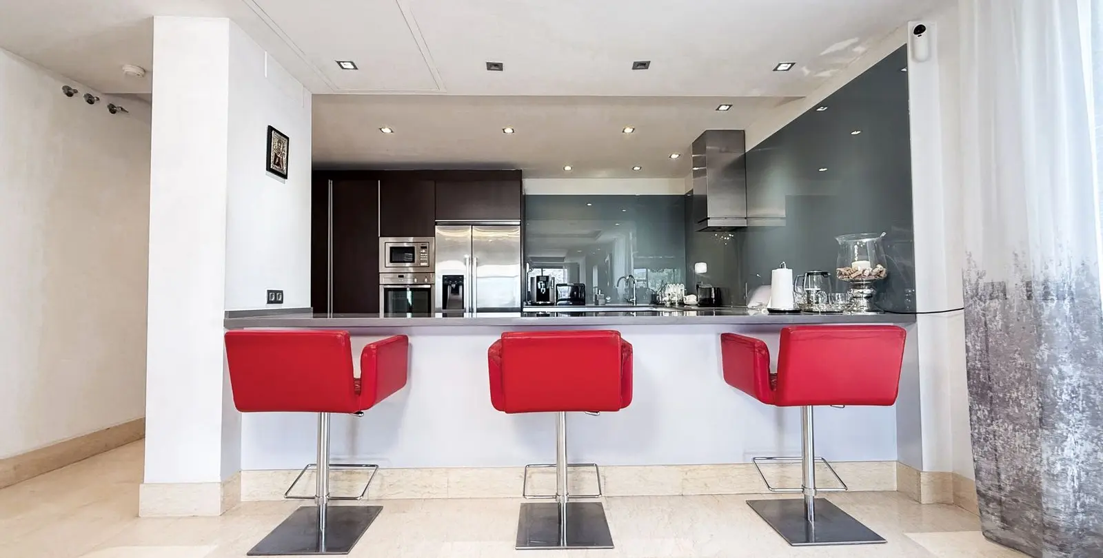 Sale of middle floor apartment in Benahavís 10