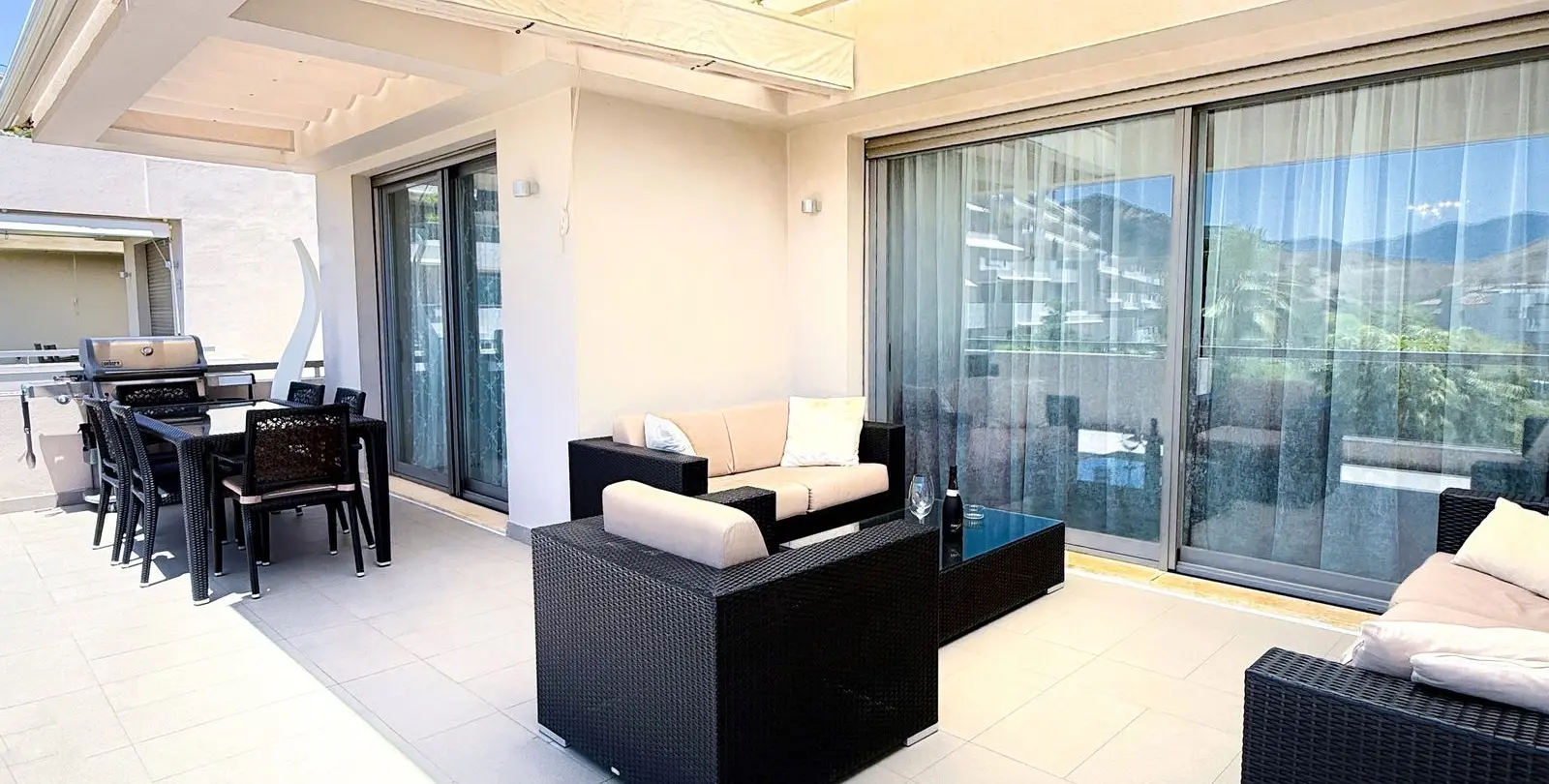 Sale of middle floor apartment in Benahavís 13