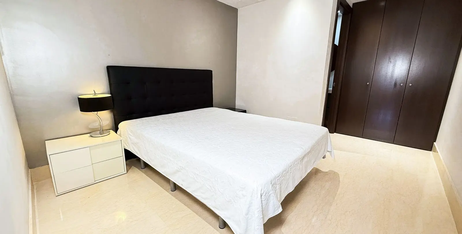Sale of middle floor apartment in Benahavís 26