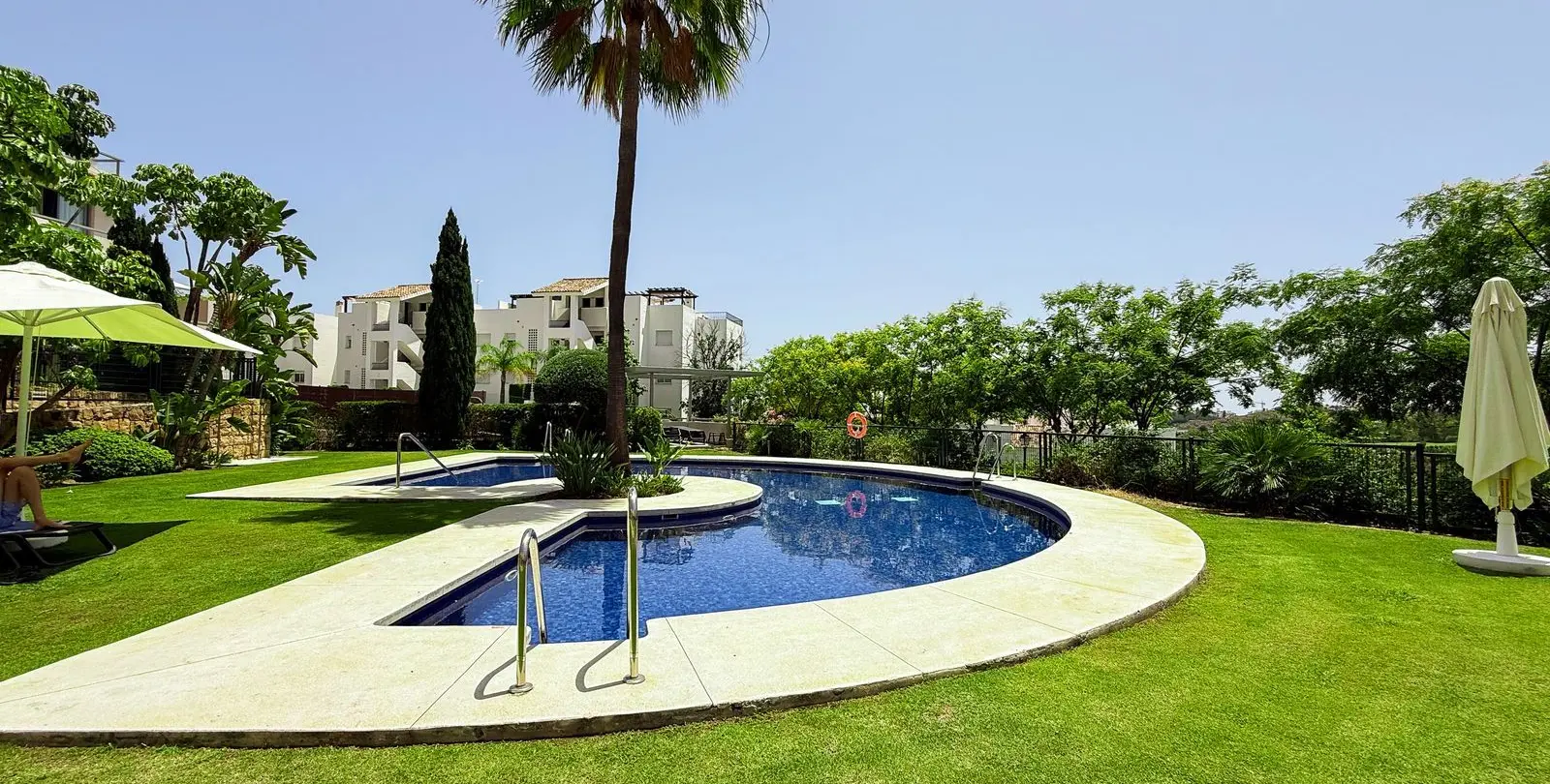 Sale of middle floor apartment in Benahavís 30