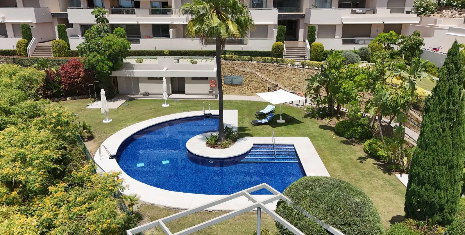 Sale of middle floor apartment in Benahavís 31
