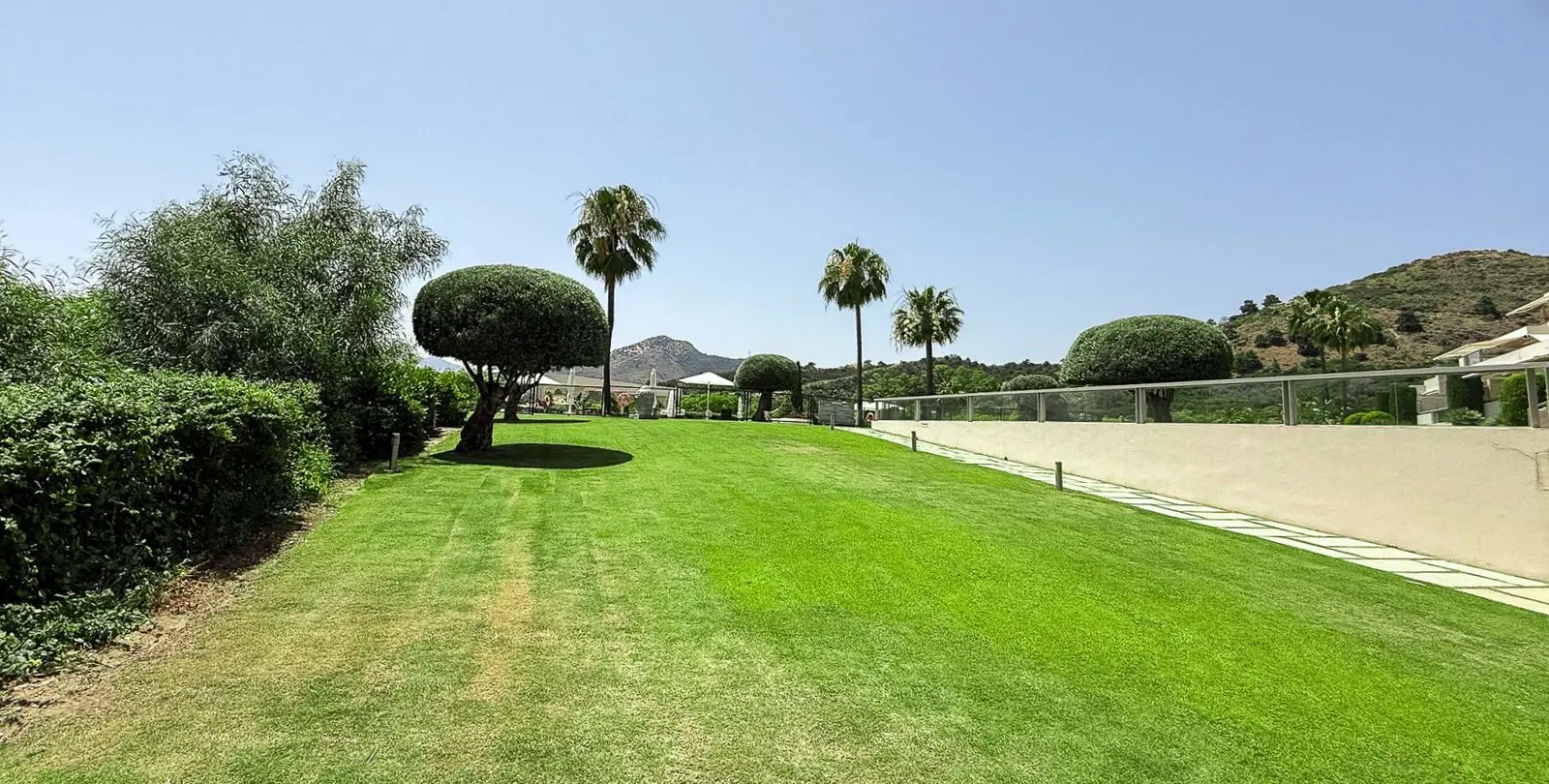 Sale of middle floor apartment in Benahavís 32