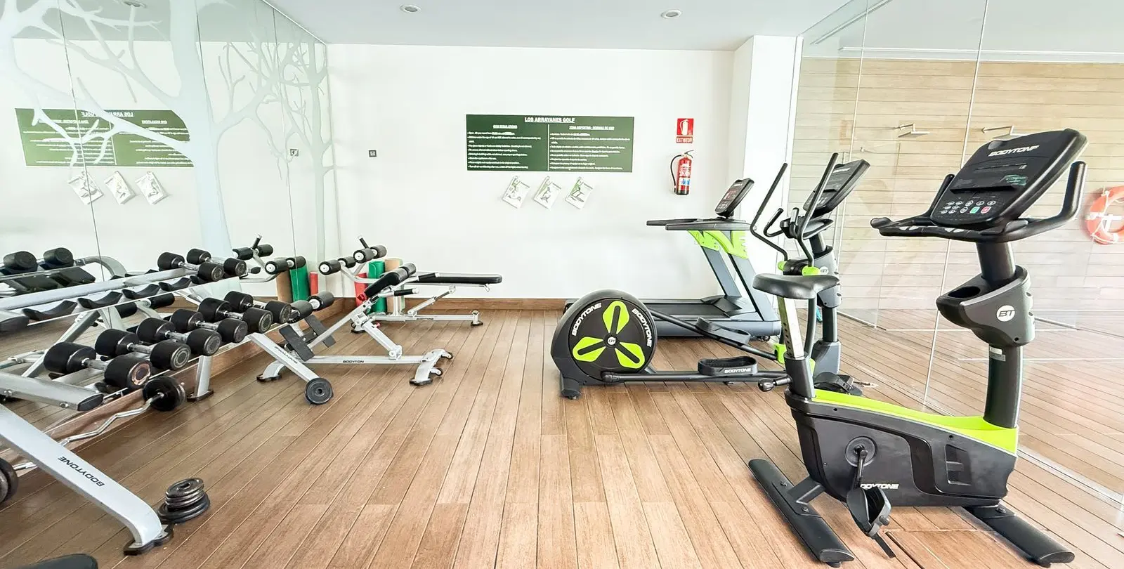 Sale of middle floor apartment in Benahavís 36