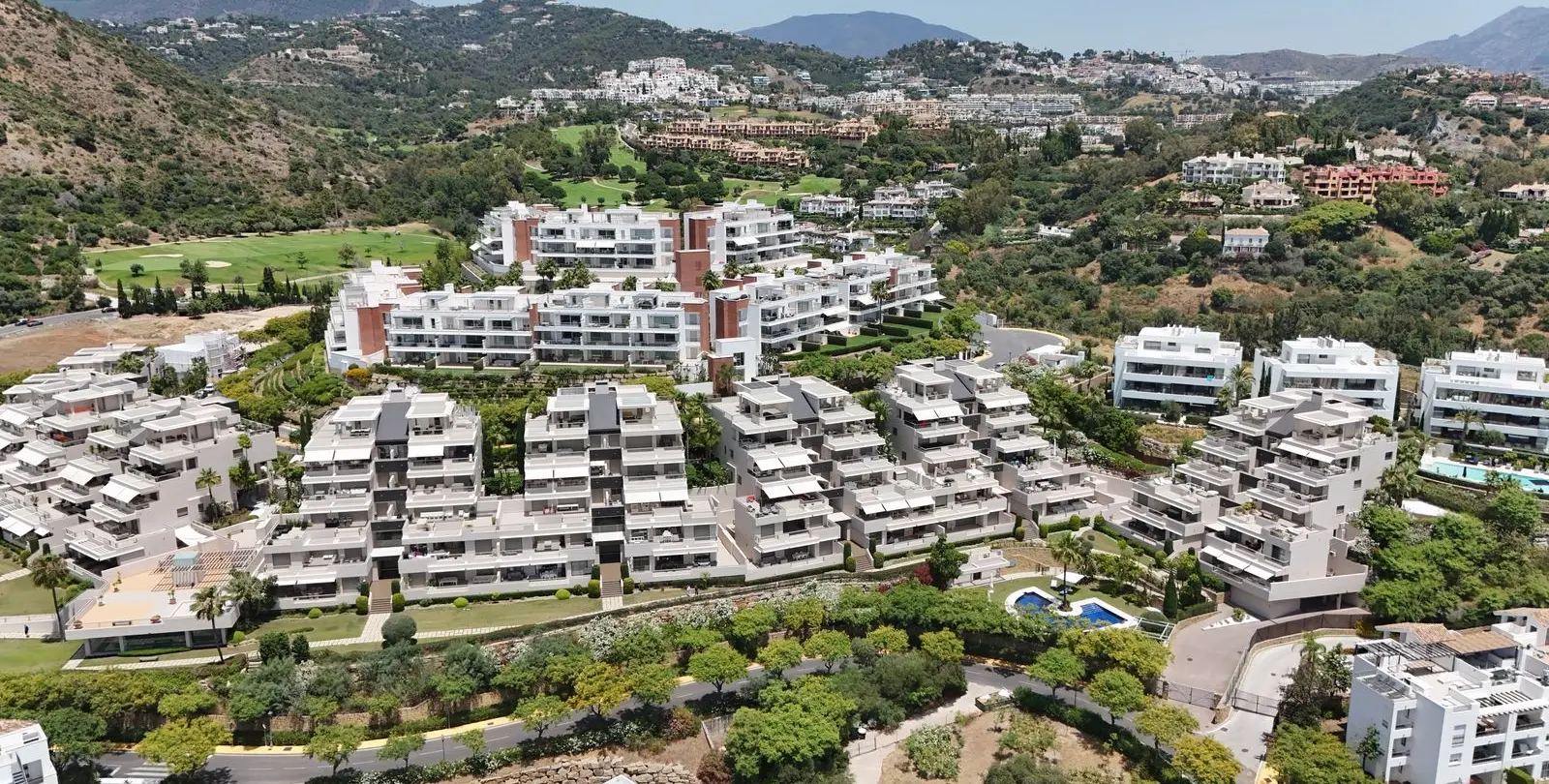 Sale of middle floor apartment in Benahavís 38