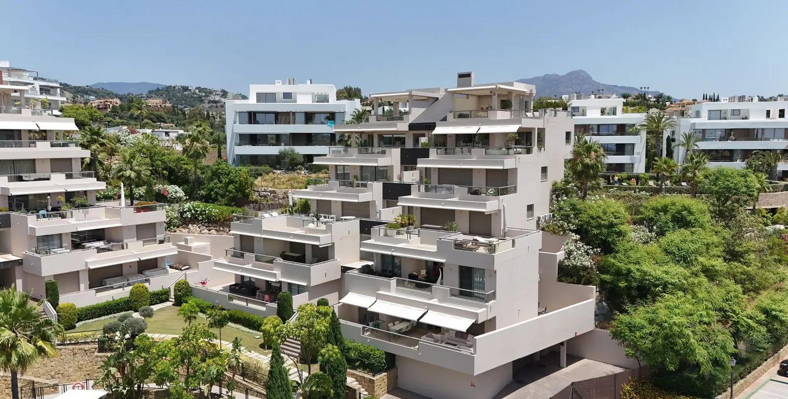 Sale of middle floor apartment in Benahavís 39