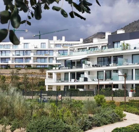 Sale of middle floor apartment in Fuengirola