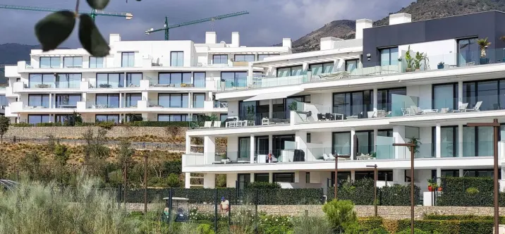 Sale of middle floor apartment in Fuengirola 0