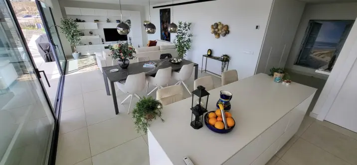 Sale of middle floor apartment in Fuengirola 2