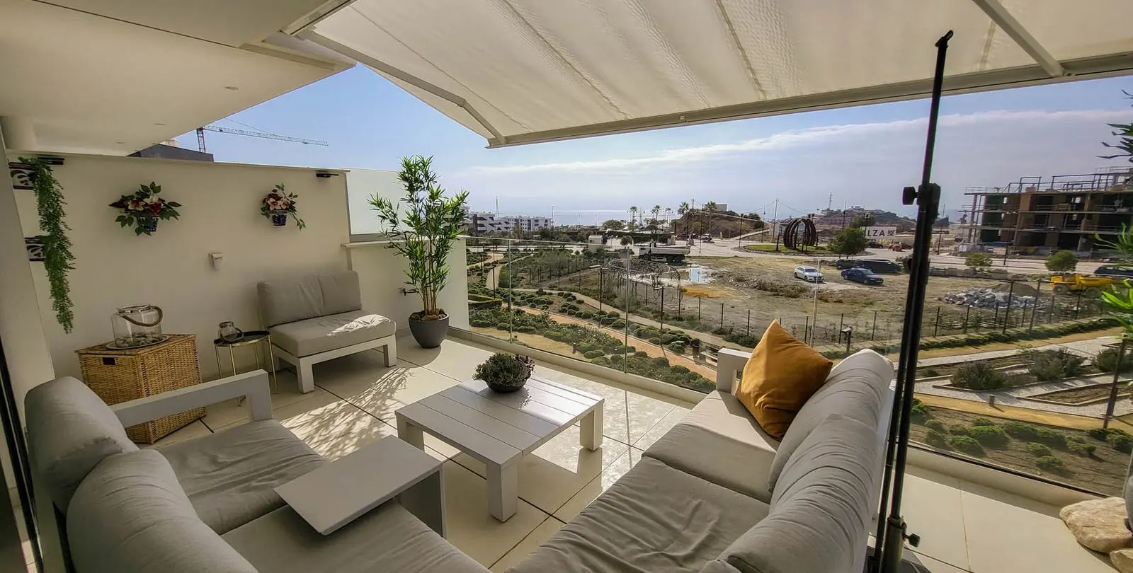 Sale of middle floor apartment in Fuengirola 1