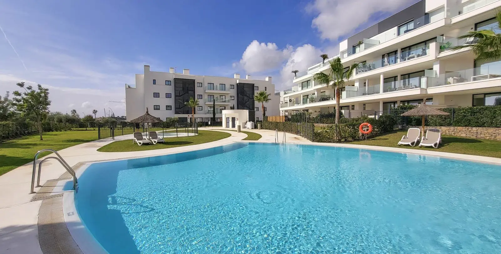 Sale of middle floor apartment in Fuengirola 2