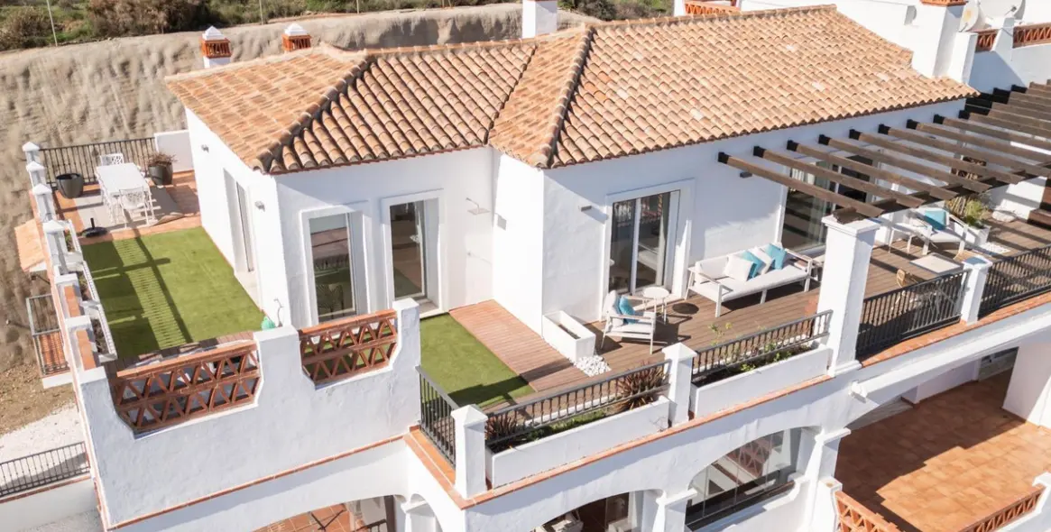 Sale of penthouse in Calahonda 1