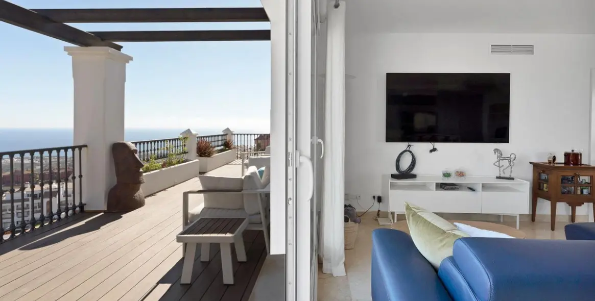 Sale of penthouse in Calahonda 6