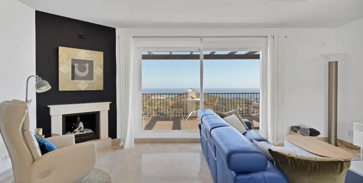 Sale of penthouse in Calahonda 7