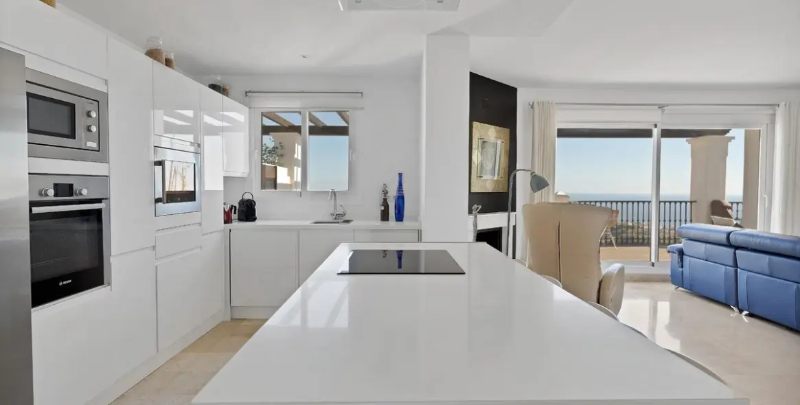 Sale of penthouse in Calahonda 10