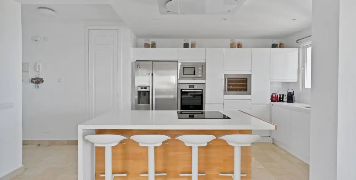 Sale of penthouse in Calahonda 12