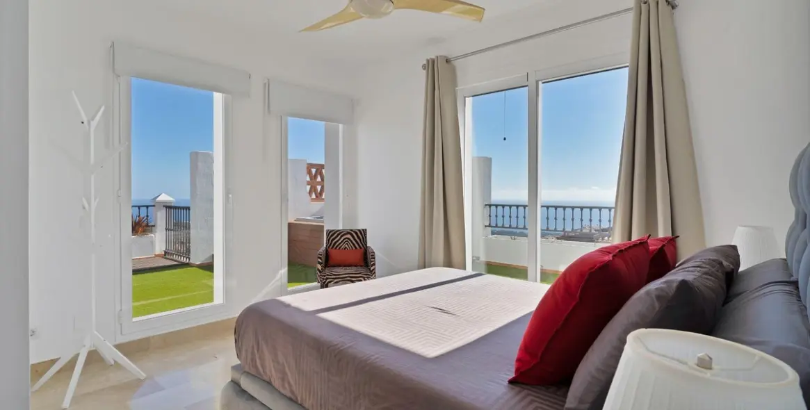 Sale of penthouse in Calahonda 13