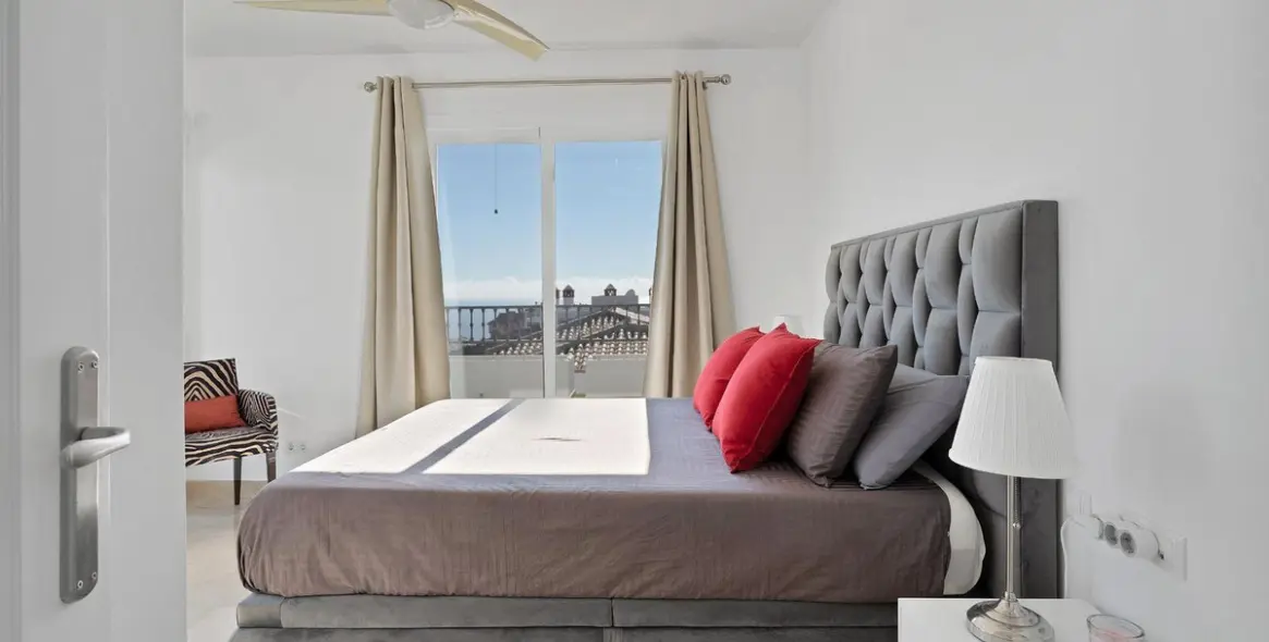 Sale of penthouse in Calahonda 14