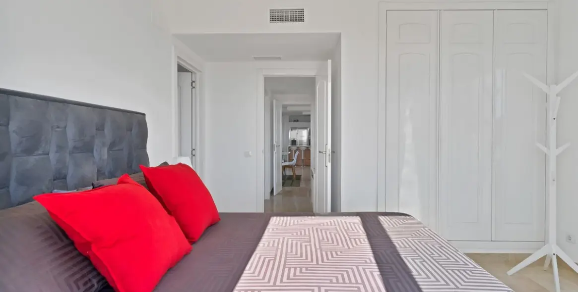 Sale of penthouse in Calahonda 16