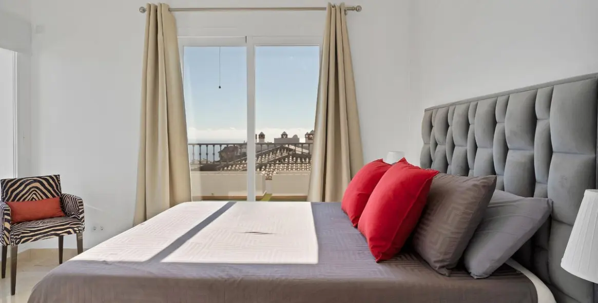 Sale of penthouse in Calahonda 17