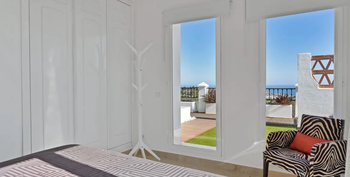 Sale of penthouse in Calahonda 18