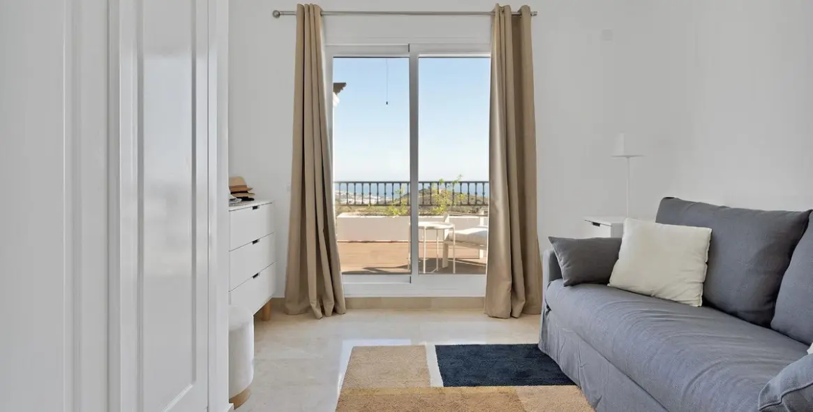 Sale of penthouse in Calahonda 19