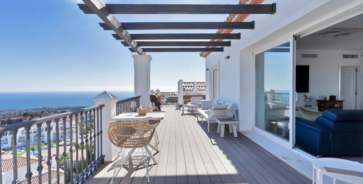 Sale of penthouse in Calahonda 1