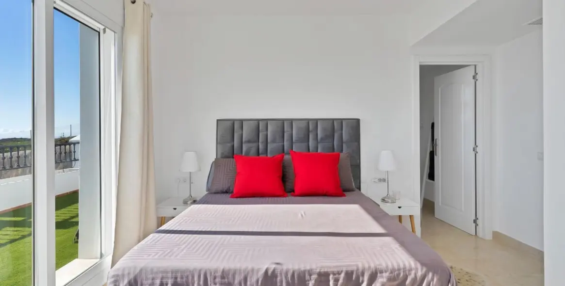 Sale of penthouse in Calahonda 15