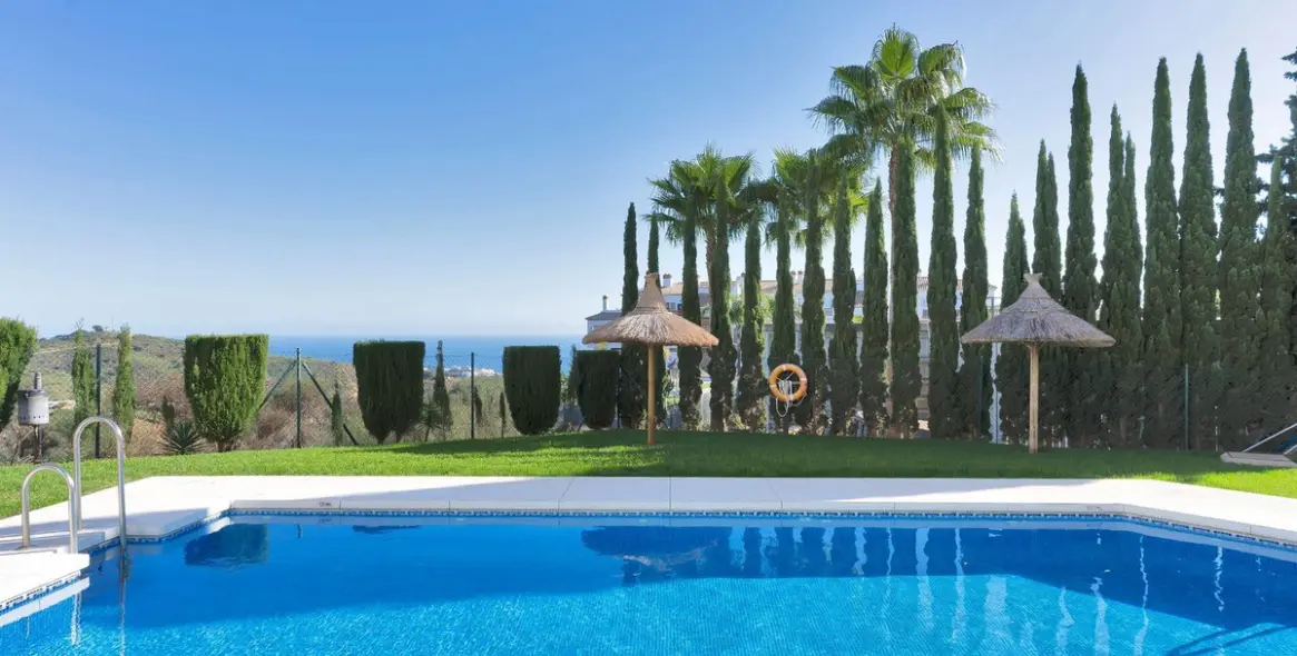 Sale of penthouse in Calahonda 40
