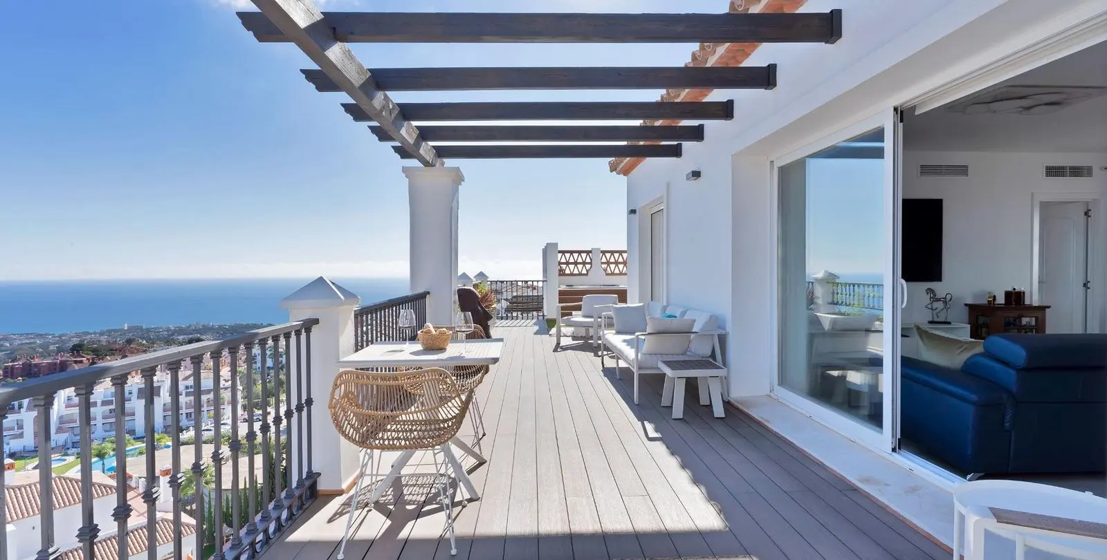 Sale of penthouse in Calahonda 1