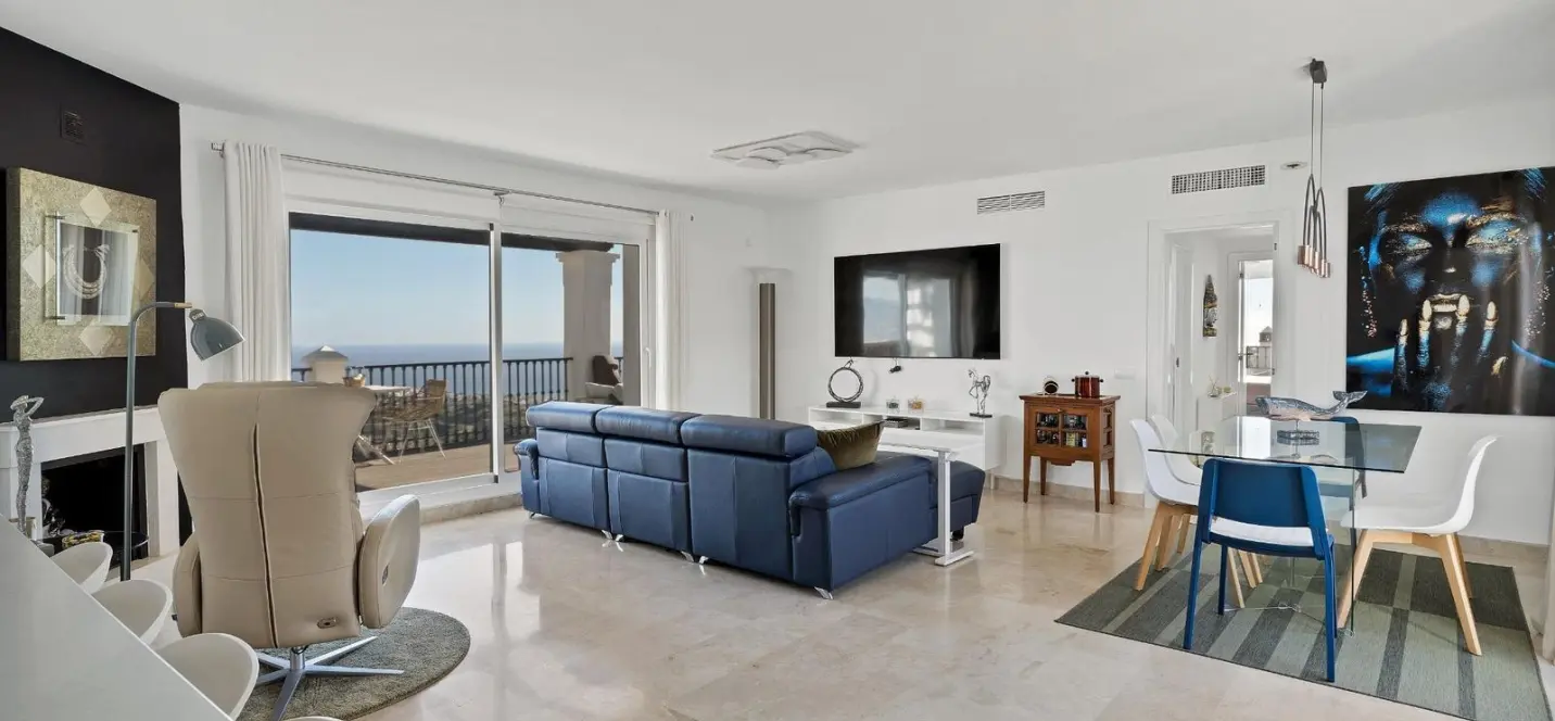 Sale of penthouse in Calahonda 4