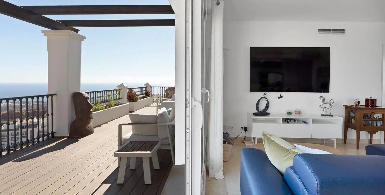 Sale of penthouse in Calahonda 6