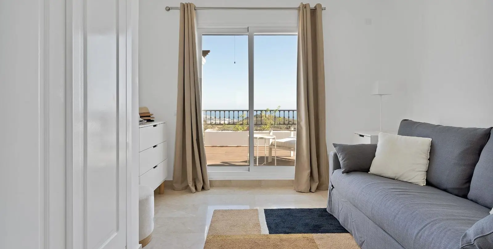 Sale of penthouse in Calahonda 19