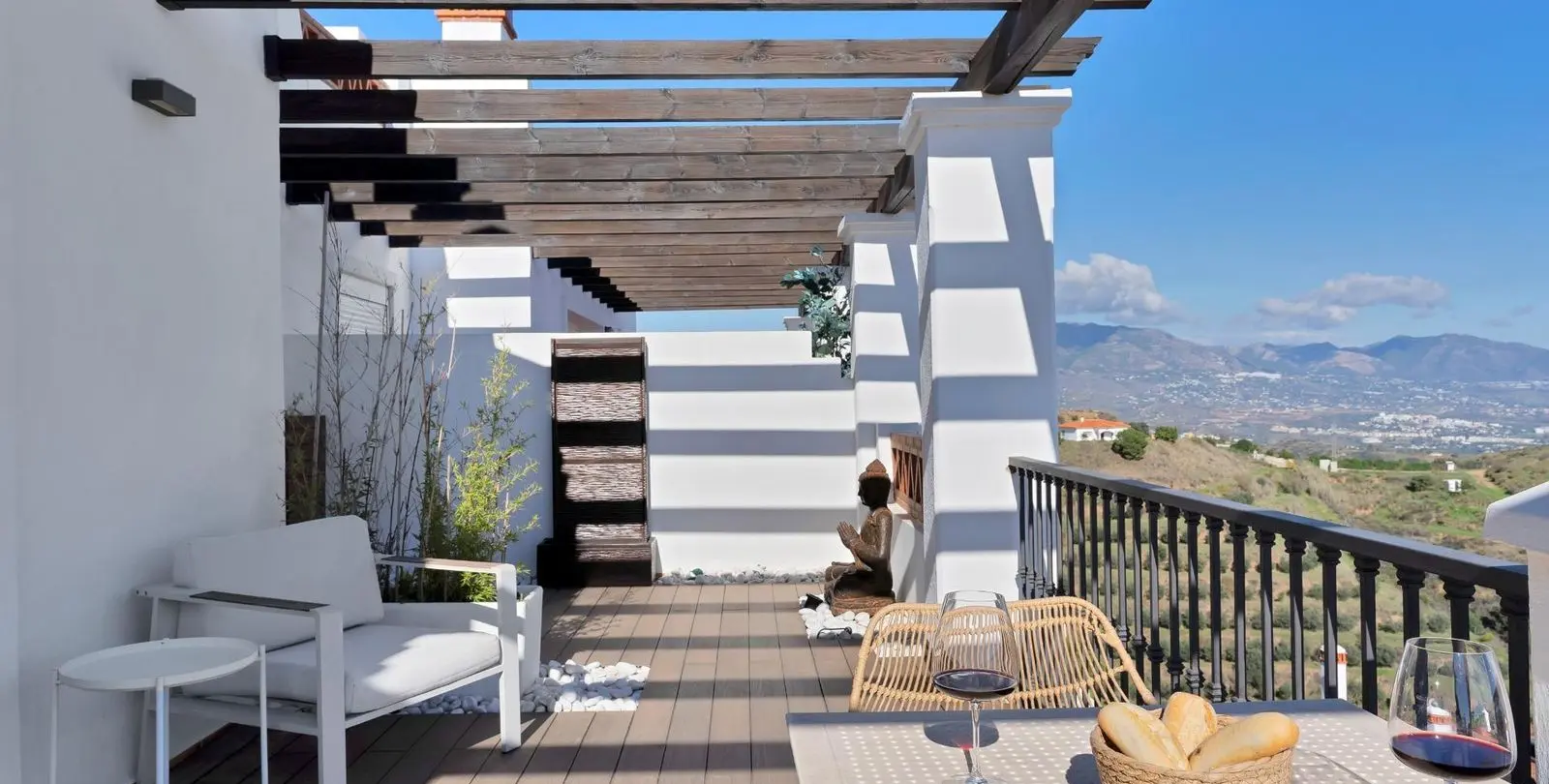 Sale of penthouse in Calahonda 26