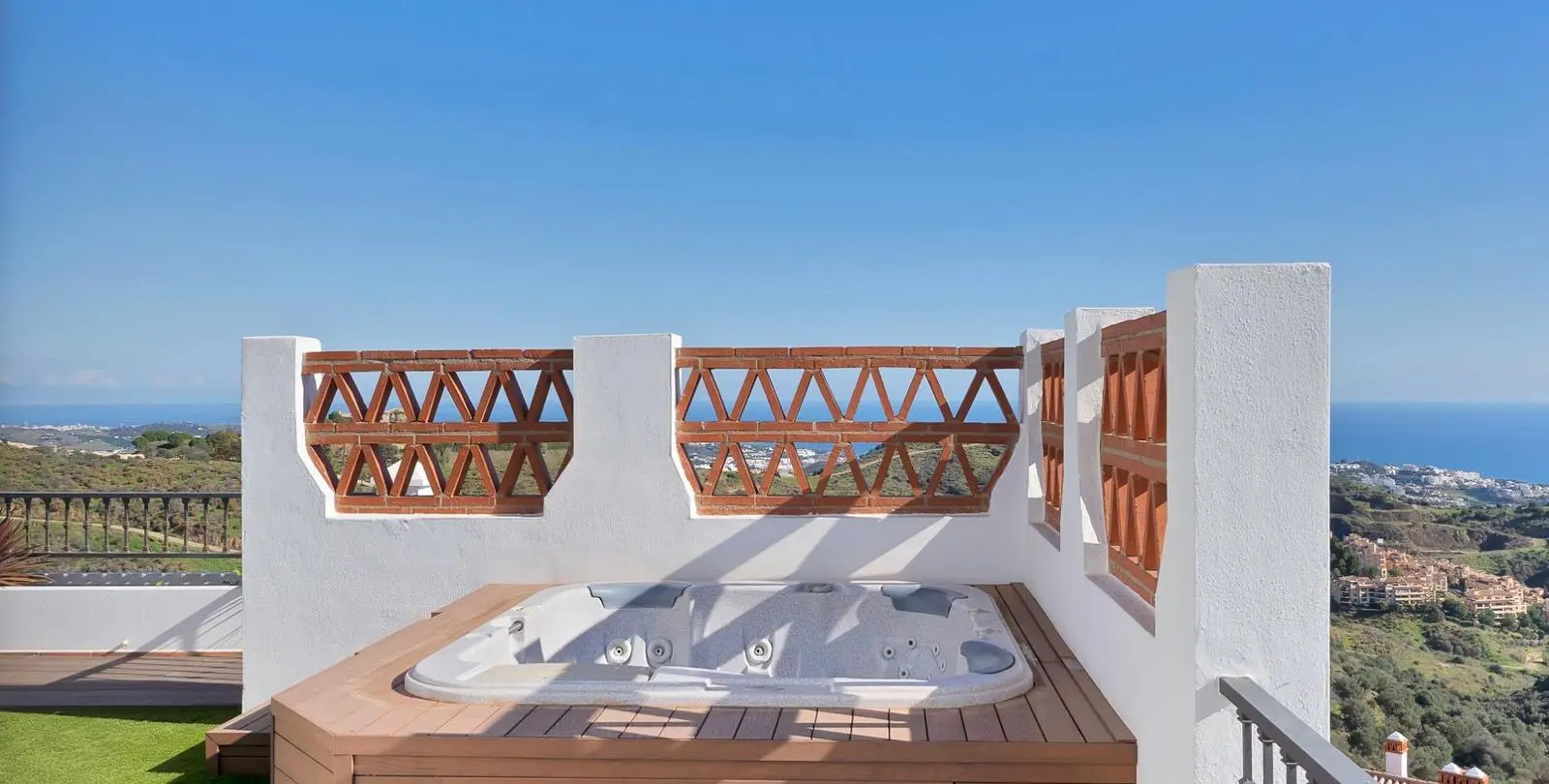 Sale of penthouse in Calahonda 28