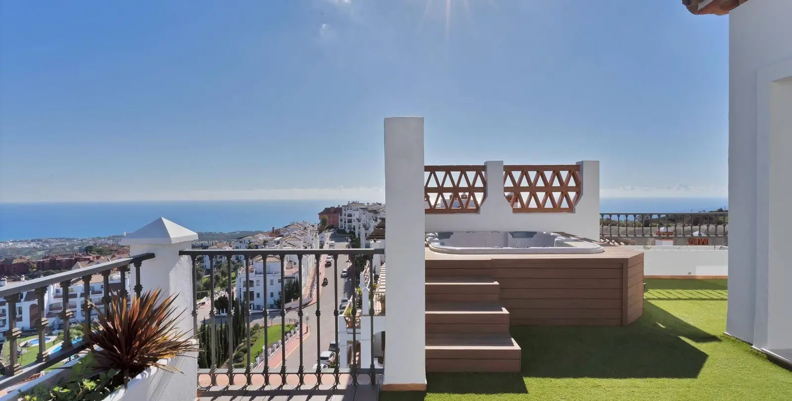 Sale of penthouse in Calahonda 34