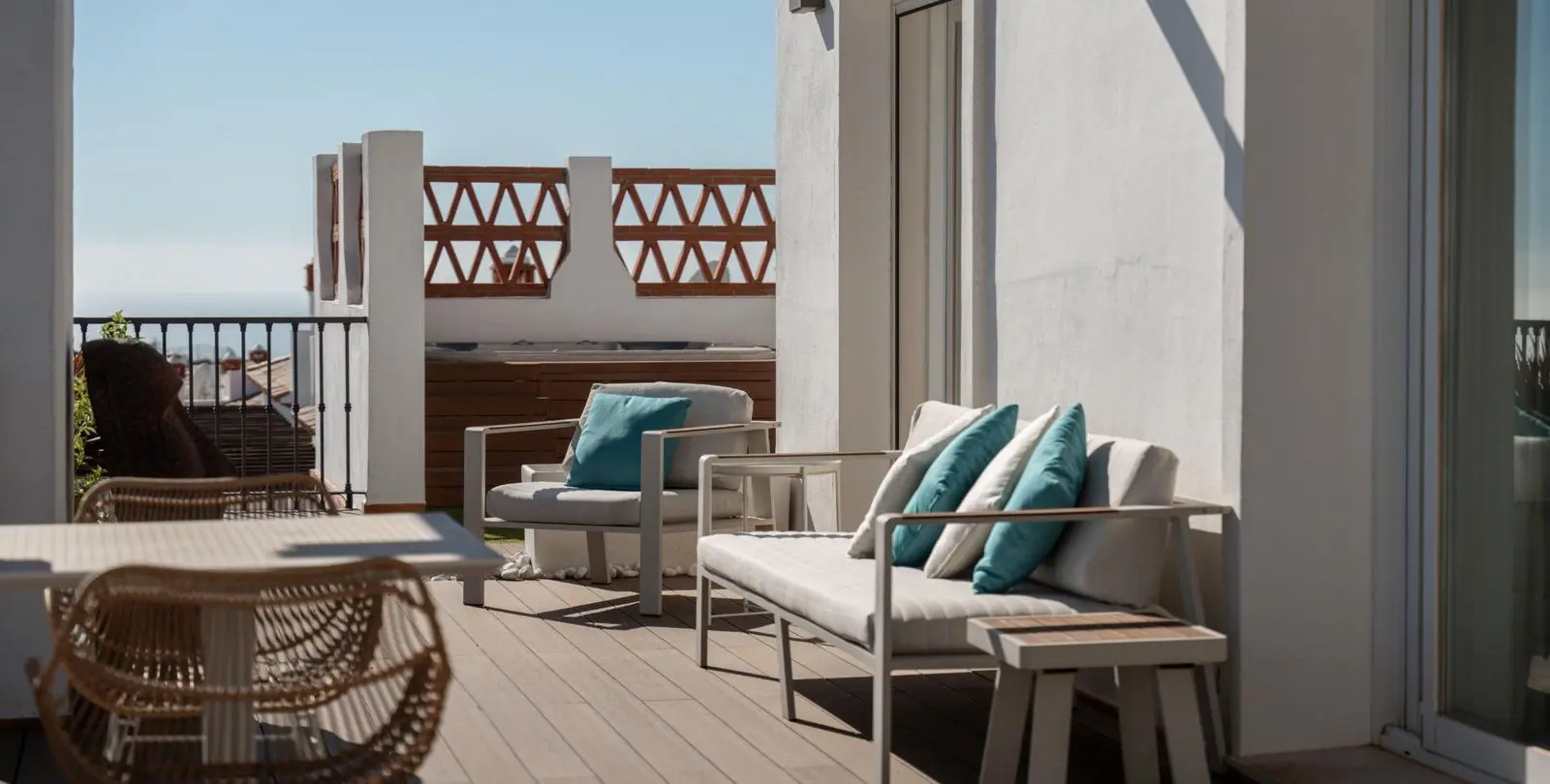 Sale of penthouse in Calahonda 36