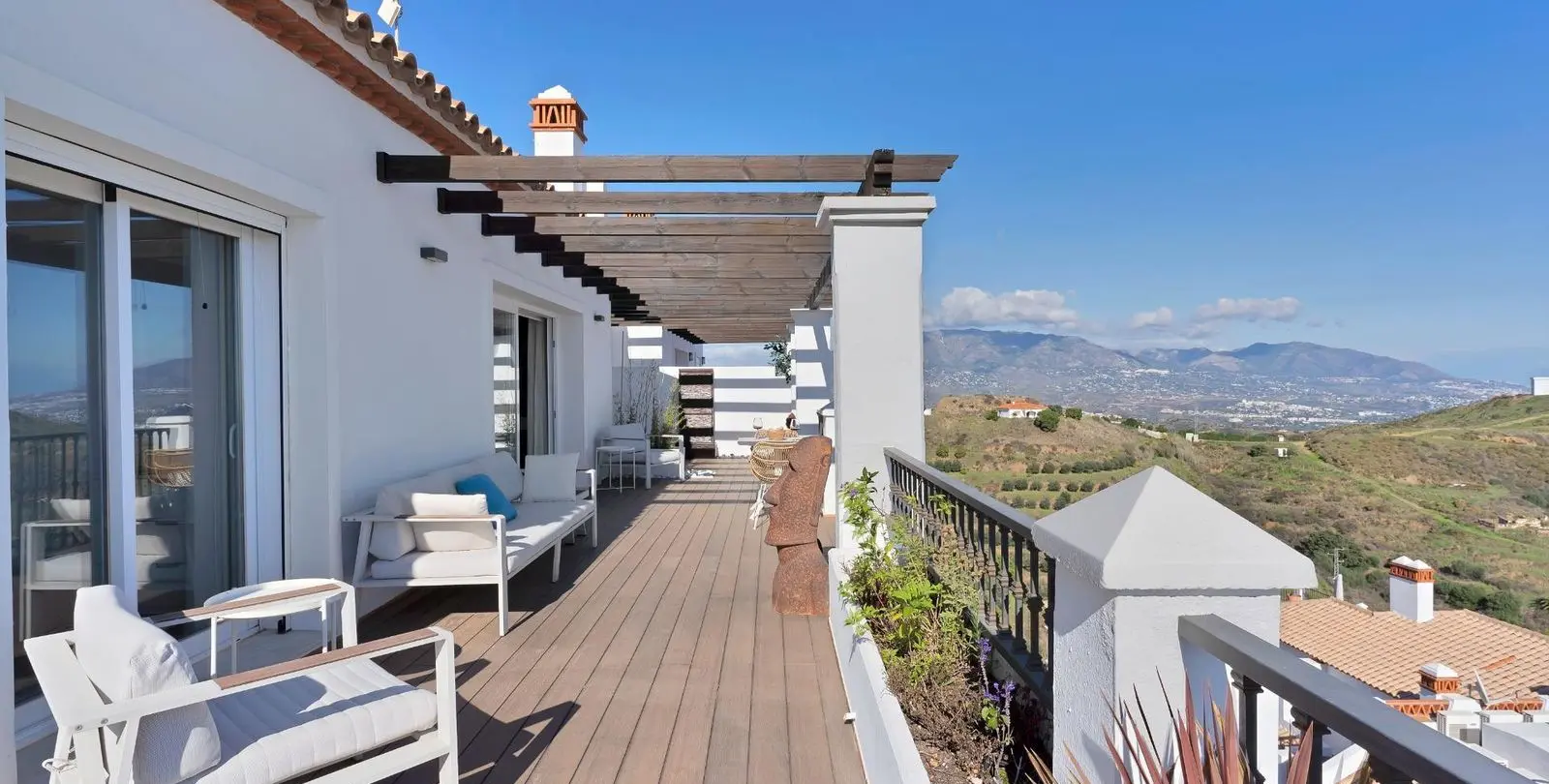 Sale of penthouse in Calahonda 39