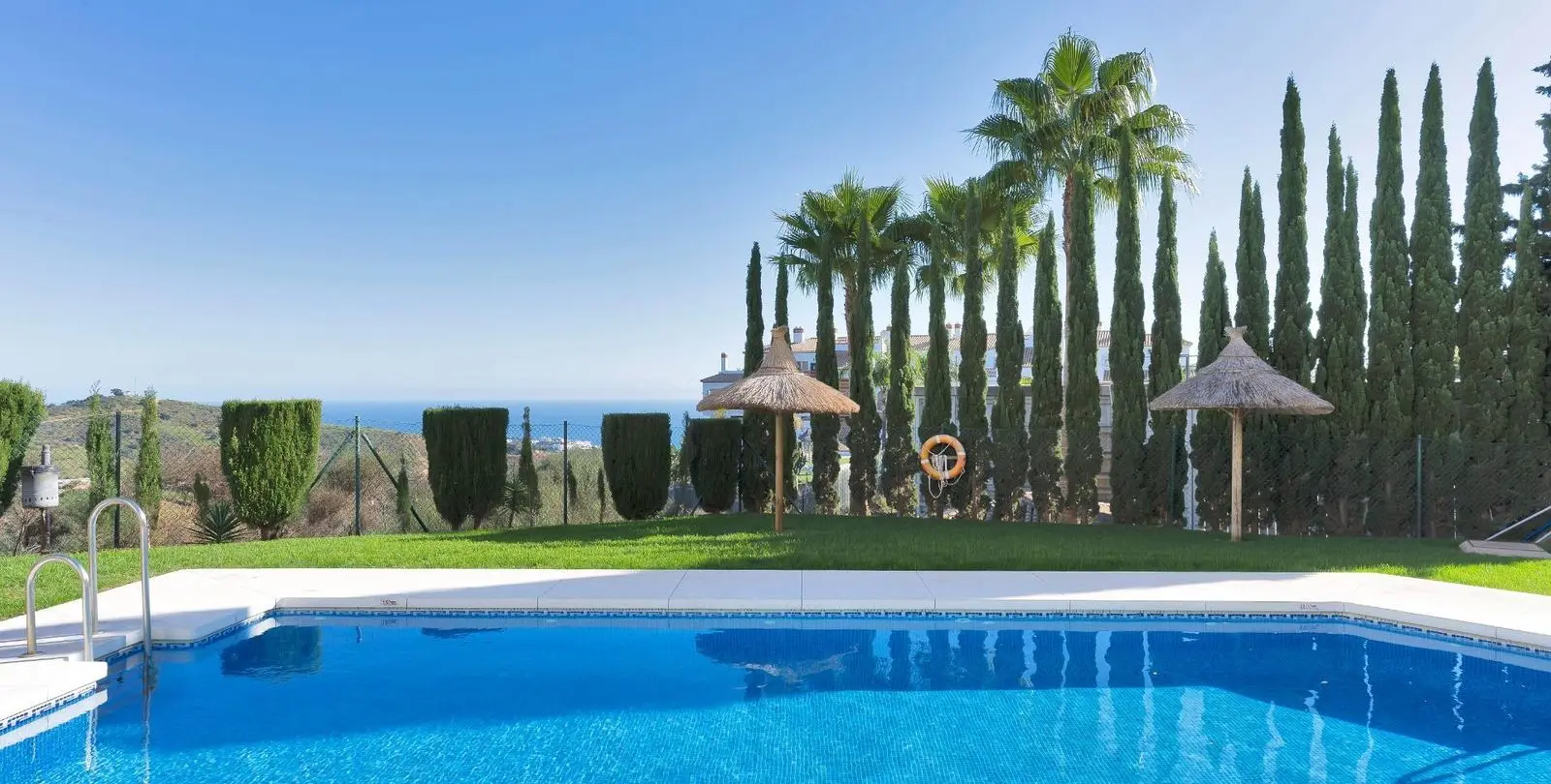 Sale of penthouse in Calahonda 40