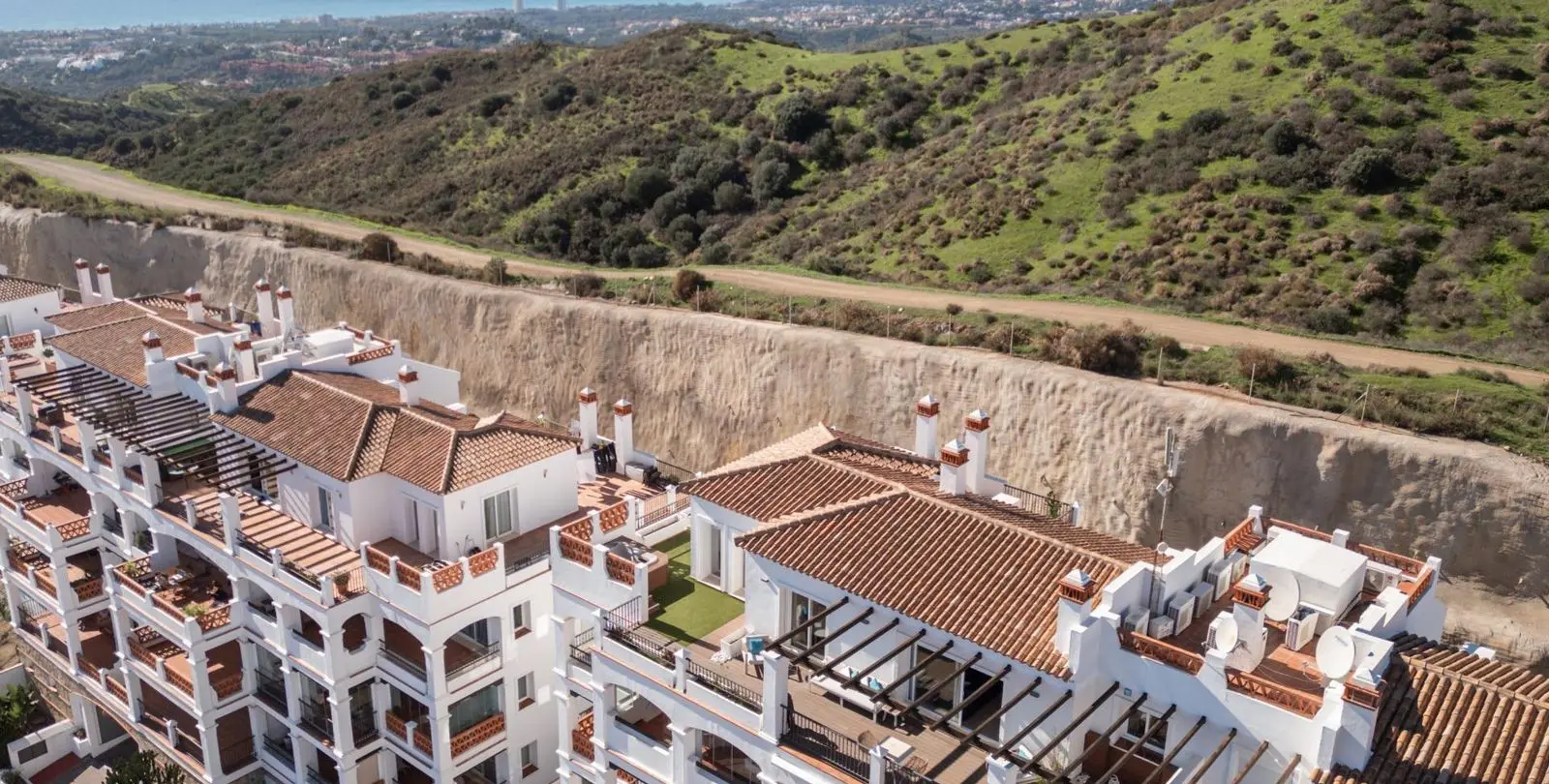Sale of penthouse in Calahonda 50