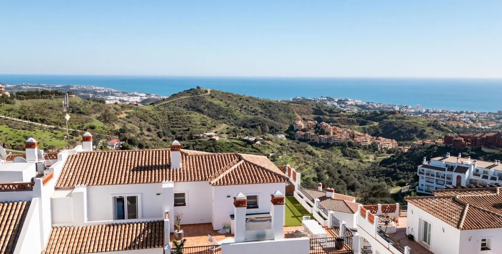 Sale of penthouse in Calahonda 56