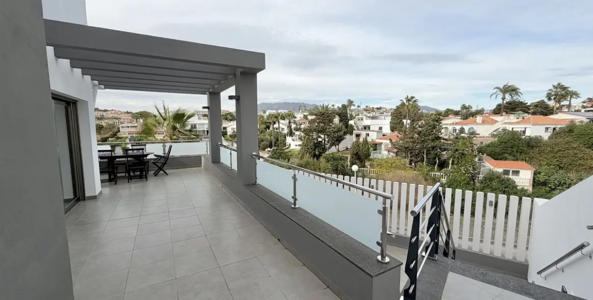 Продажа  отдельно стоящей виллы в Mijas Costa 10