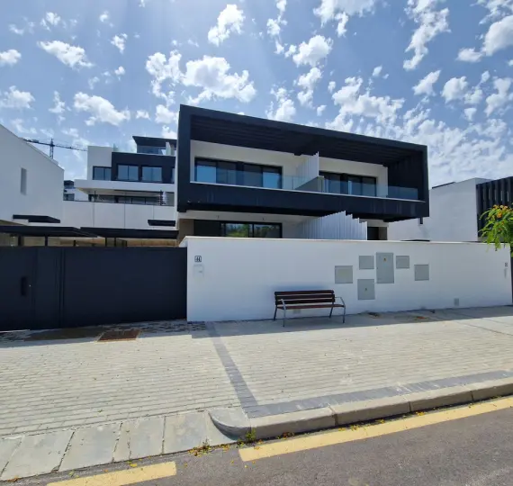 Продажа дома на две семьи в Atalaya