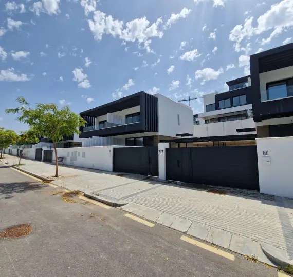 Продажа дома на две семьи в Atalaya