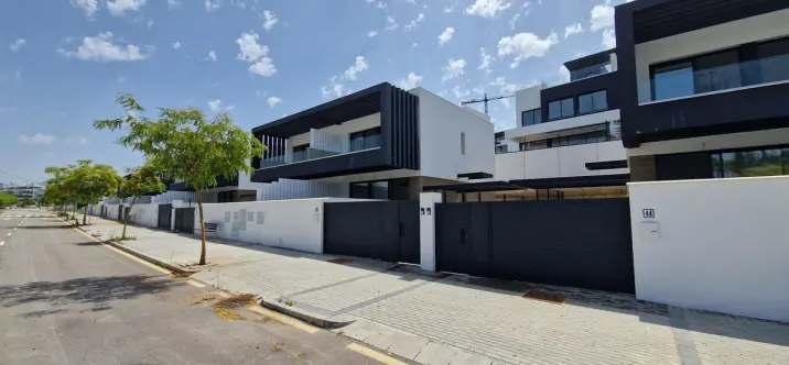 Продажа дома на две семьи в Atalaya 1