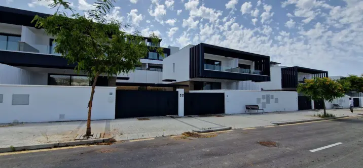 Продажа дома на две семьи в Atalaya 2