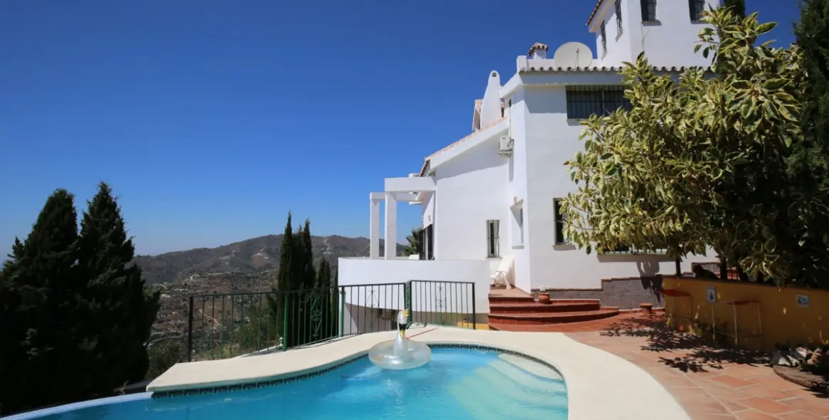 Sale of detached villa in Torrox 1