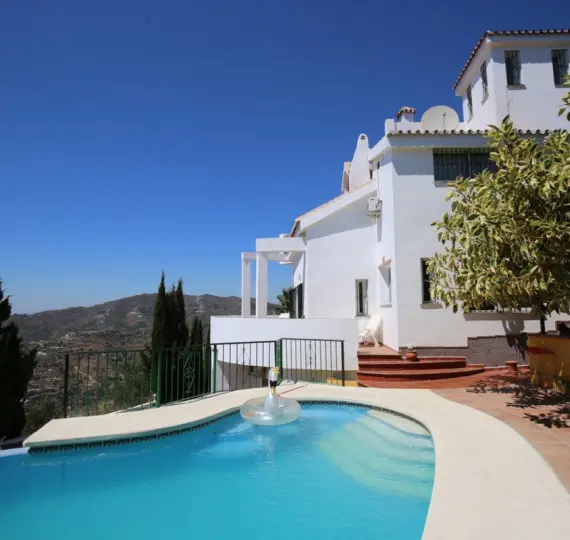 Detached villa R3531565