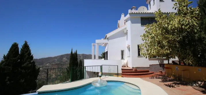 Detached villa R3531565 0